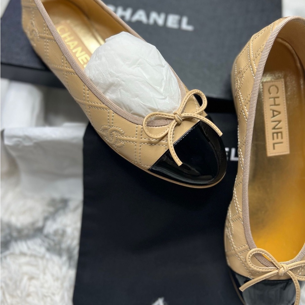 BRAD new Chanel ballerinas ,lambskin& patent valfskin Ivory & black